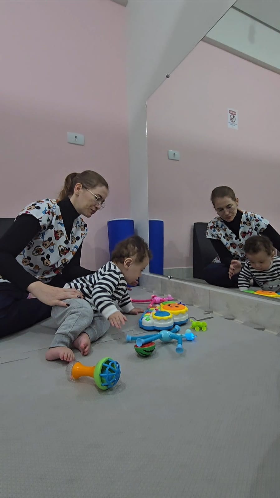 Estimulação precoce de bebê com brinquedos no consultório