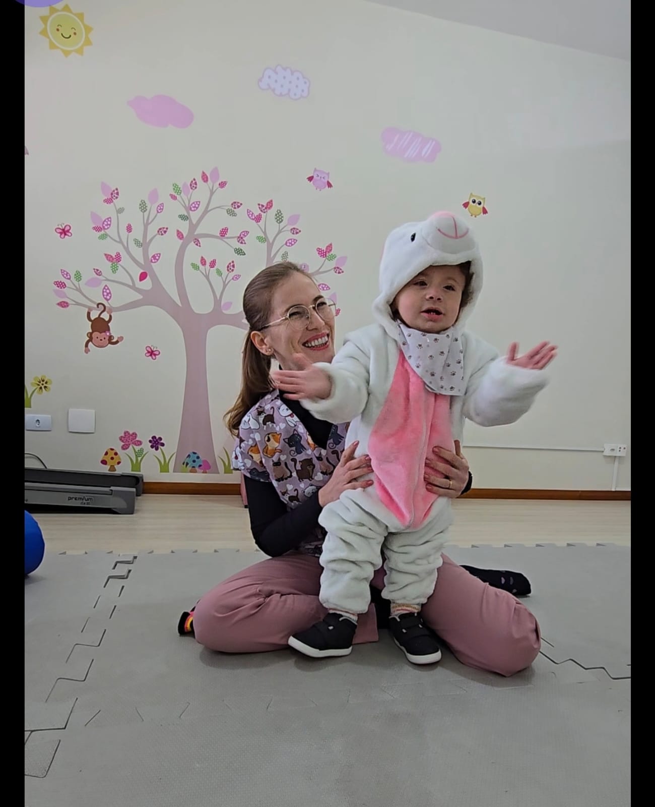 Fisioterapeuta do Neuro Acolher com criança durante atendimento no consultório